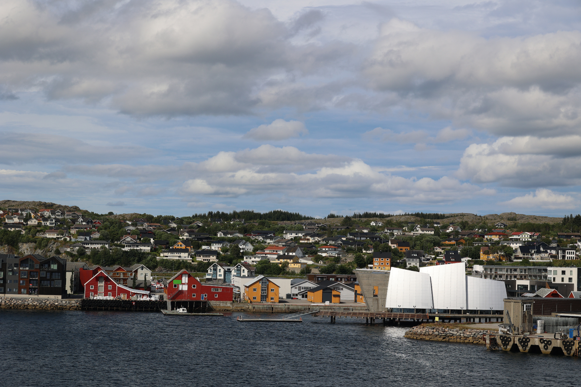 Kystsamfunn med industri og havn