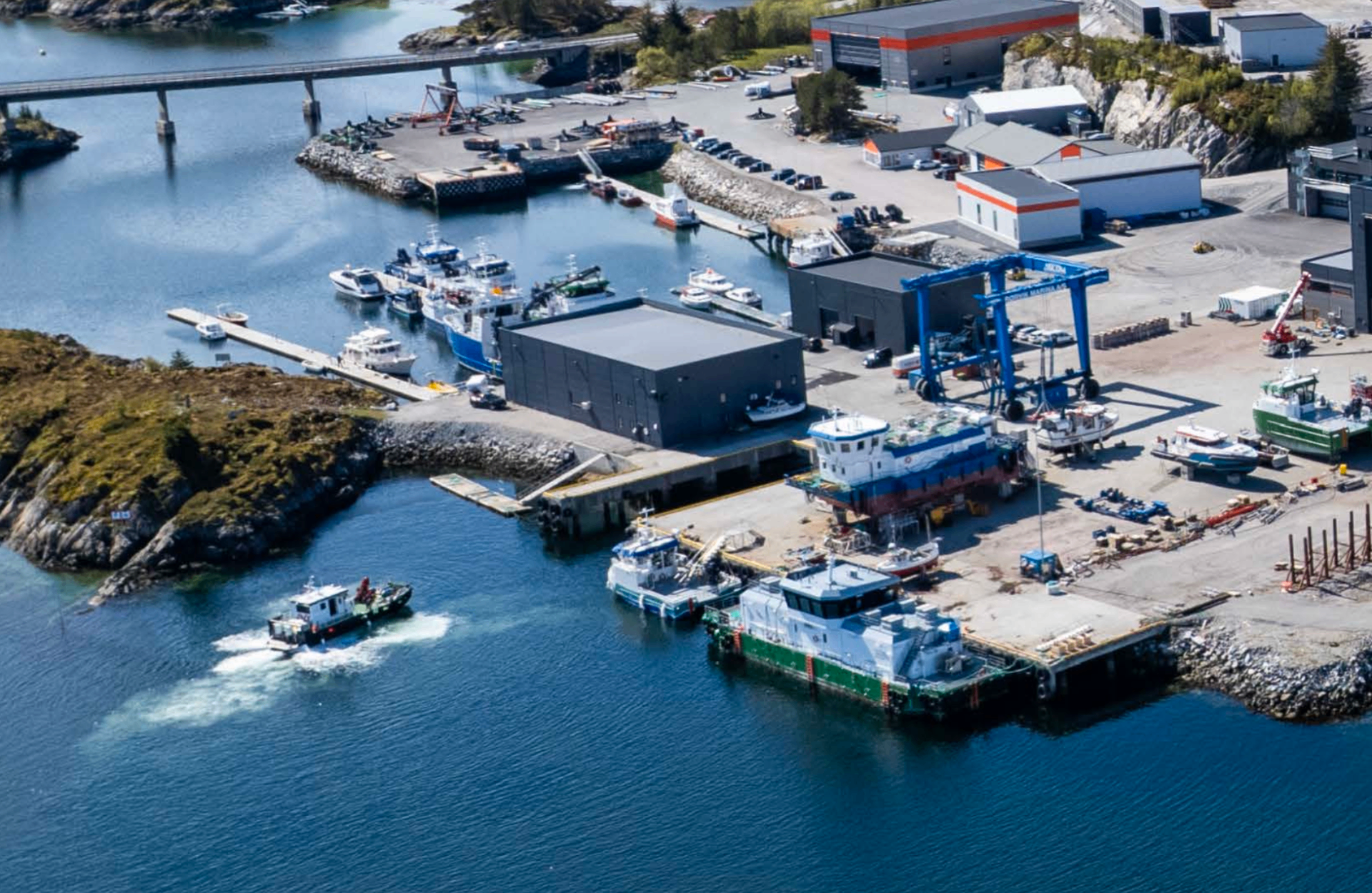 Kai og havn med fartøy